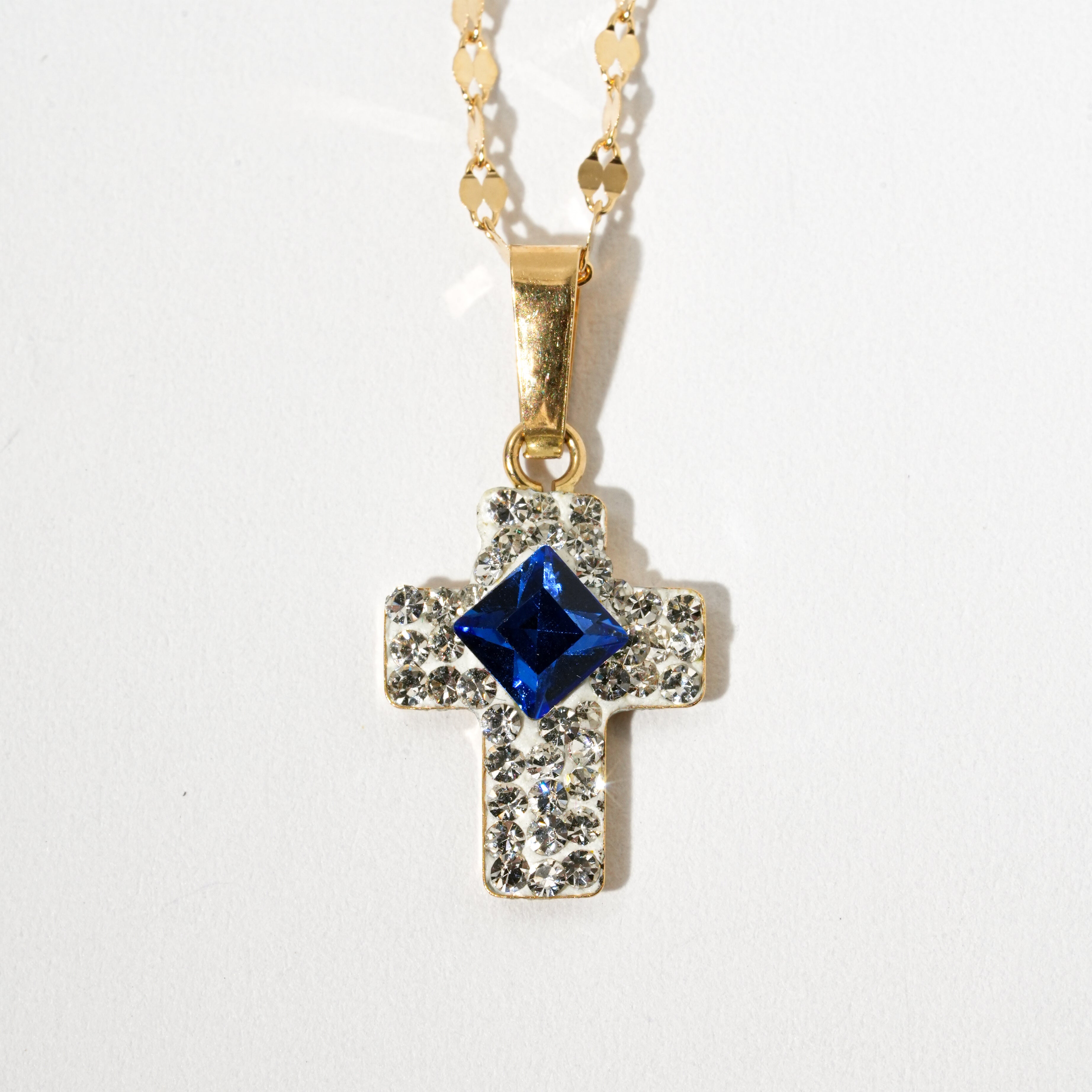 Collana croce con pietra blu in oro 18kt e zirconi